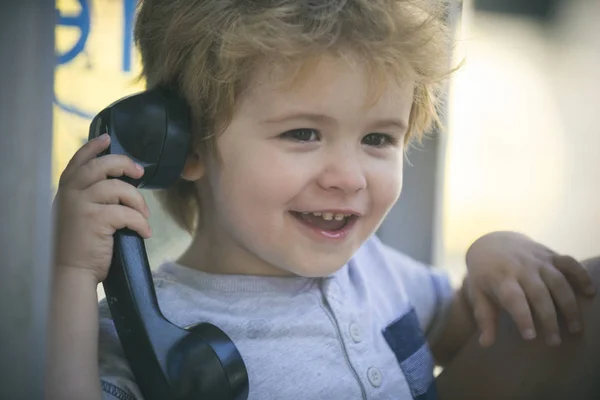 Gyors Beszélgetés Segítségével Telefon Imádnivaló Kis Gyermek Rendelkezik Vezetékes Telefon — Stock Fotó