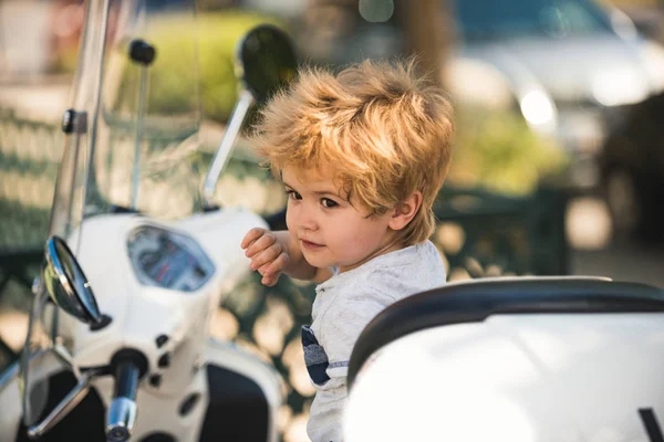 Viajar Niño Sienta Una Gran Motocicleta Blanca Conductor Joven Carretera — Foto de Stock