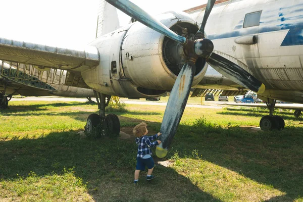 Junge Startet Das Flugzeug Große Flugzeugflügel Und Kleiner Junge Mit — Stockfoto