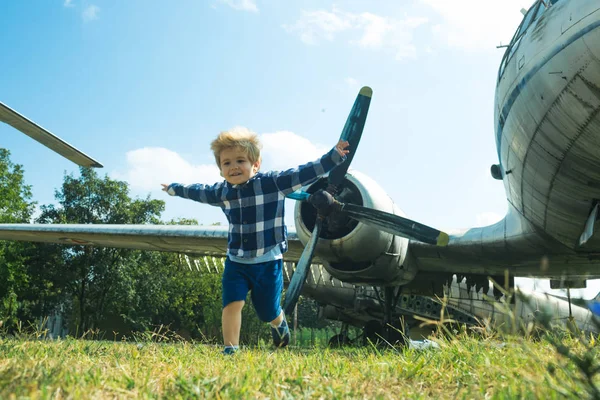 Boy Imagina Que Piloto Sueña Con Volar Cielo Volando Espacio — Foto de Stock