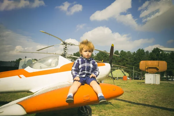 Chico Gracioso Sienta Avión Naranja Transporte Vuelo Sueño Del Cielo — Foto de Stock