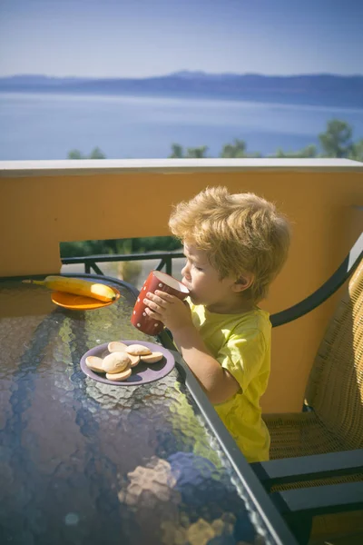 子供のための健康食品 背景と朝食を持っている子供を山と海辺の素晴らしい風景 ランチや海辺でディナー 少年は牛乳を飲みます 子供のためのおいしいおやつ — ストック写真