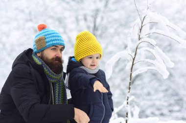 Snowball oyunu. Küçük bir çocuk ve babası birlikte dışında doğada vaktinizi. Bir şey onun için el ile gösterilen çocuk baba ve söyler. Beraber yürüyelim. Yetenek dinle ve güven