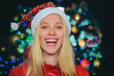 Gülümseyen kız kış. Kadın Noel şapka. Noel mutlu. Glamour kutlama. Büyük mutlu gülümseme beyaz sağlıklı dişlere sahip. Mutlu, tasasız Bayan. Kadın modeli yüz yakın çekim