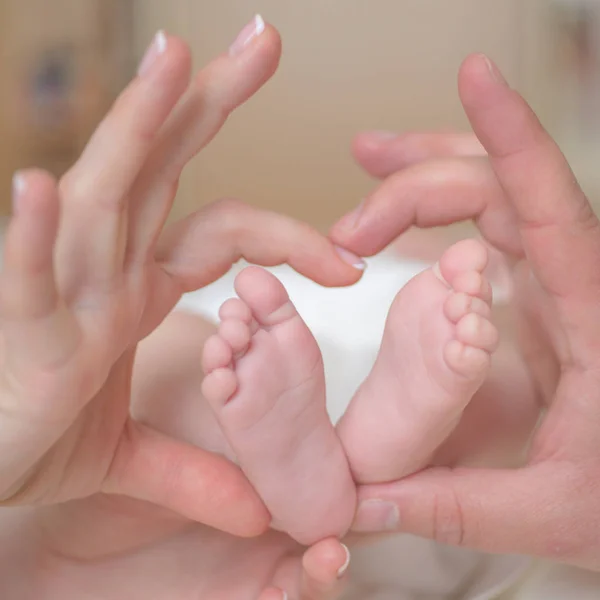 Pés Bebé Nas Mãos Mãe Pai Família Feliz Mãe Filho — Fotografia de Stock