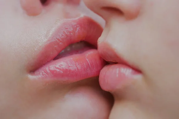 レズビアンのカップルの唇にキスします 情熱と官能的なタッチ つの美しいセクシーなレズの愛 唇のケアと美容 美しい若い女性の健康的な唇のクローズ アップ 女性の口にキスのクローズ アップ — ストック写真