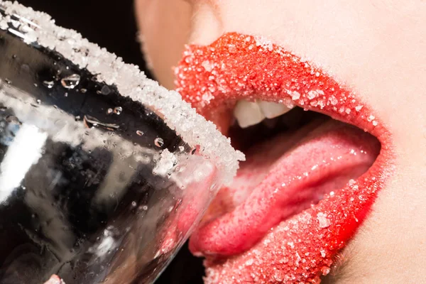 鸡尾酒吧糖在女人的嘴唇上 甜的饮料 甜蜜的吻喝糖的女人 诱人的感官舌头在嘴里 圣诞成人派对 — 图库照片