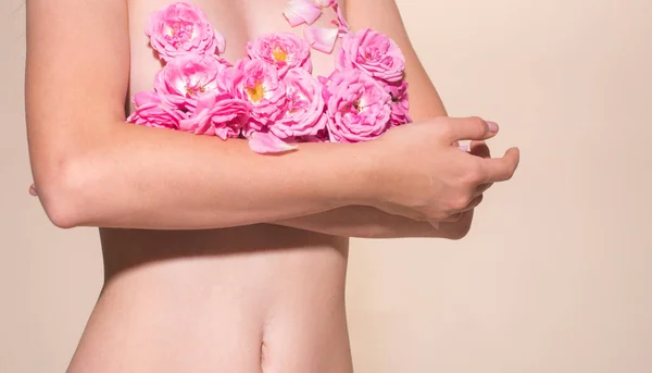 Pecho Mamólogo Desnuda Cuerpo Mujer Joven Cerca Aislado Hermosas Flores —  Fotos de Stock