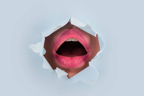 Överraskning Kvinnliga Mun Färgade Med Rosa Läppstift Genom Hål Papper — Stockfoto