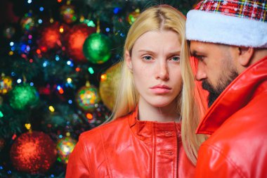Noel adam ve kız arkadaşı. Noel Baba ve sihirli gece. Kırmızı Noel arka plan. Öğrenciler parti. Yeni yıl elbise. Maytap renkli dekorasyon. Güzel kız ve adam. Hediye duygular