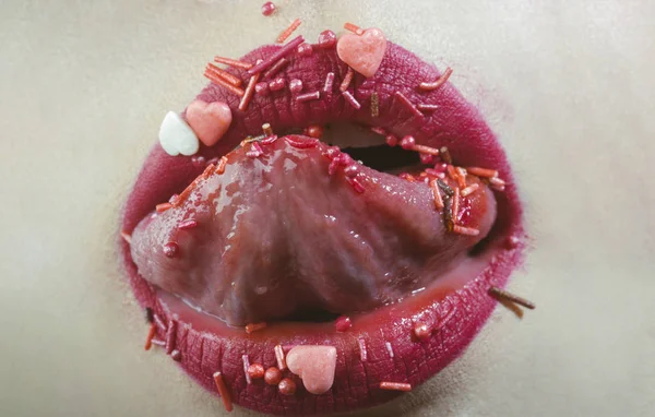 Heerlijke Lippen Zoete Kus Een Vrouw Rode Mond Tong Likken — Stockfoto