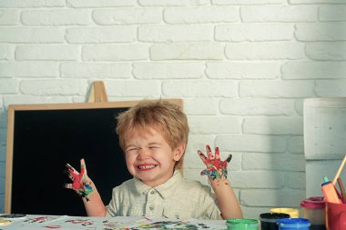 Komik bebek boya ile. Komik çocuk. Yaratıcı bir okulda çocuk. İlginç eğitim