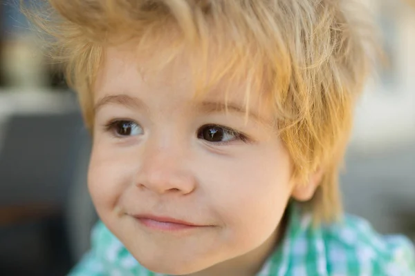 Lindo Niño Retrato Cerca Hermosa Cara Bebé Chico Europeo Feliz — Foto de Stock