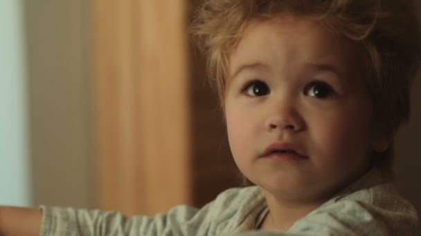 Yucky Gefühl Kindlichen Ekel Kleiner Junge Zeigt Eine Scheinbare Uneinigkeit — Stockvideo