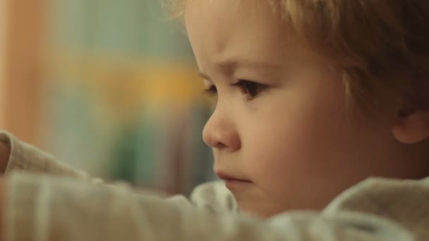 Kind Portret Van Baby Kind Zegt Nee Schattige Jongen Gezicht — Stockvideo