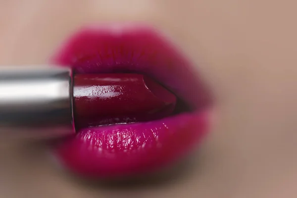 Roter Lippenstift Kosmetik Nahaufnahme Weibliche Lippen Halten Lippenstift Glamour Konzeptgirl — Stockfoto