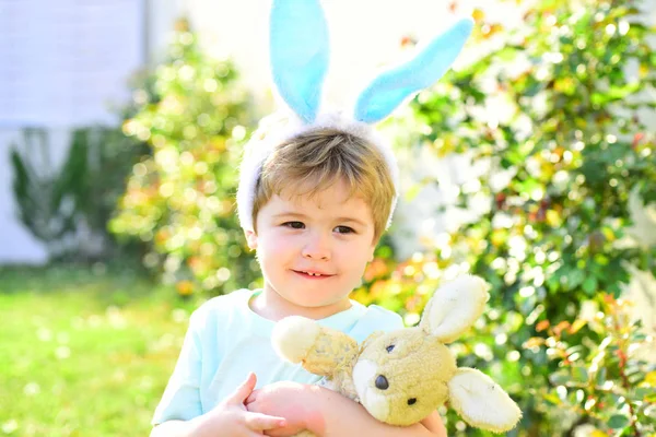 Kleiner Junge Hält Spielzeugkaninchen Mit Hasenohren Auf Dem Kopf Spiele — Stockfoto