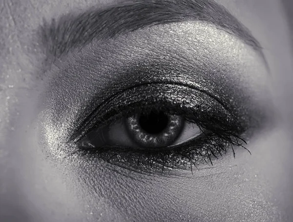 美しい目のマクロ撮影 人間の目は近くを構成します 悲しい女を泣かせてきた 目のコンセプトの化粧品 — ストック写真