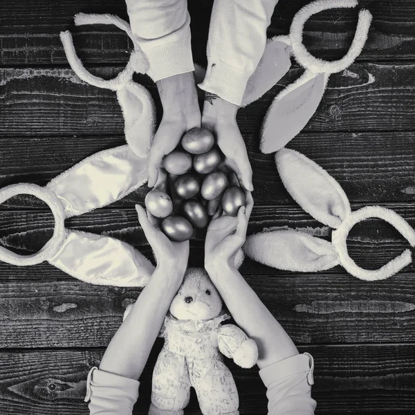 Ovos Páscoa Família Com Decorações Coelho Páscoa Para Feriado Mãos — Fotografia de Stock