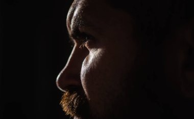 Erkek gözlerini kapat. Vizyon. Kendinden emin bir görünüm. Akıllı yetişkin adam. Adam siyah bir arka plan üzerinde dört gözle bekliyor