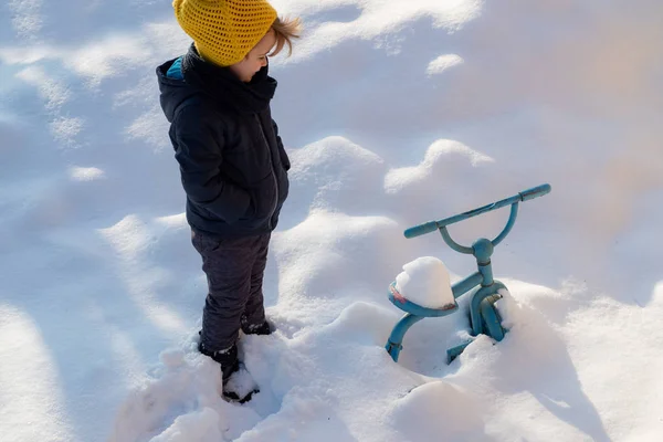 Χιονόπτωση. Αγόρι και ποδήλατο κάτω από το χιόνι. Ο καιρός. Βαριές χιονοπτώσεις του χειμώνα. Μποτιλιαρίσματος. Συμφόρηση στο δρόμο. Χειμερινές καιρικές συνθήκες στην Ευρώπη. Παγετός και το κρύο. — Φωτογραφία Αρχείου