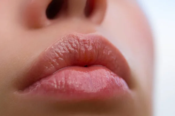 Cosméticos de la naturaleza. Concepto de lápiz labial ecológico. Hermosos labios de mujer. Joven cara de niña de cerca . — Foto de Stock