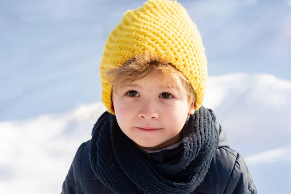 Παιδί Στο Φόντο Του Χιονιού Ευτυχισμένο Αγόρι Παιδιά Αντιμετωπίζουν Στενή — Φωτογραφία Αρχείου