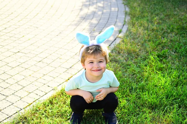 Hasenjunge und Osterhase. frohe Feiertage. Frühlingszeit. Osterspiel. — Stockfoto