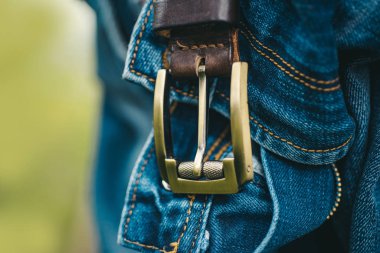 Kot pantolon. Kot pantolon, yakın çekim. Erkek aksesuarları. Kot pantolon, erkek modası. Erkek rahat pantolon. Kot moda, kemer modeli. Gündelik stil.