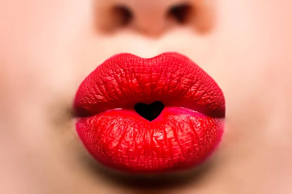 Liebeskuss. Lippen mit Herz-Symbol. Valentinstag. schönes Mädchen mit rotem Lippenstift. Lippenform. — Stockfoto