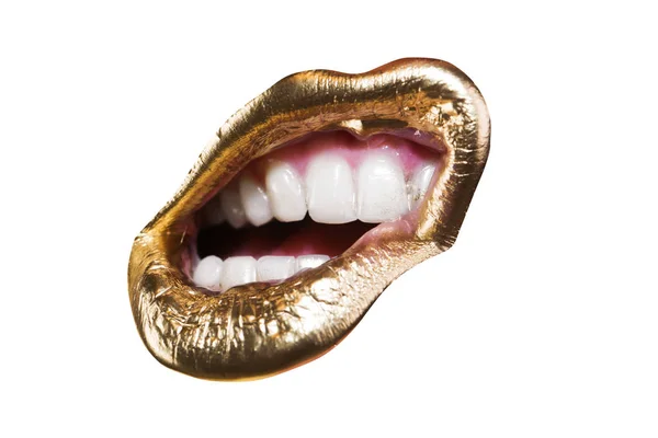 Otevřená ústa ženy s neobvyklým Kreativní rtěnka. Kosmetika a krása konceptu. Zlaté ústa, rty s zlaté lesklé okouzlující rtěnky, módní make-up pro mladé dívky izolovaných na bílém pozadí. — Stock fotografie