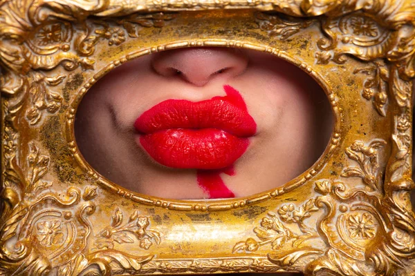 Lippenkunst-Konzept. Emotionaler Mund. Frauenmund als Bild gerahmt. roter Lippenstift-Kuss. Plakat für moderne Kunst. Mädchen in sich. Goldrahmen für Frau. Reich und Sklave. Kosmetikkonzept für Frauen. — Stockfoto