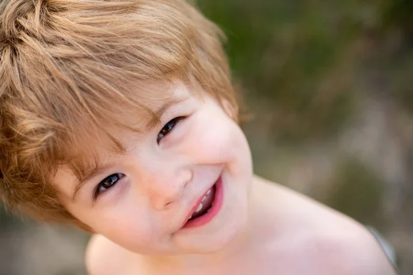 Schattig kind. Grappige jongen. Prachtige kinderen gezicht. Knappe jongen. Peuter met glimlach. Happy baby. — Stockfoto