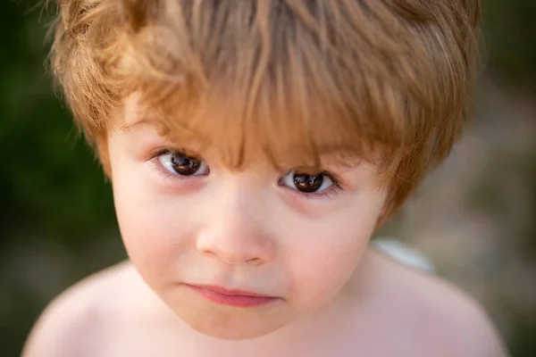 Triste chico molesto. Niña frustrada. Tristeza infantil. Hermosa cara de bebé con ojos grandes. Un chico listo mirando la cámara. Chico blanco con ojos marrones cerca. Frustración . —  Fotos de Stock