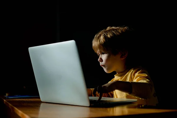 Technológia. Számítógép-felhasználó. A gyermek néz ki a szenvedély, a számítógép képernyőjén. Monitor, érdekes információ hatékony fejlesztéséért. Hacker, programozó. Elektronikus generációs modulok. — Stock Fotó