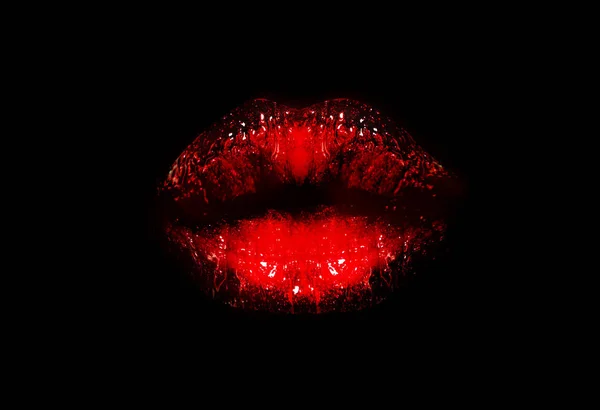 Красные губы на черном фоне. Блеск для помады. Женская косметика . — стоковое фото