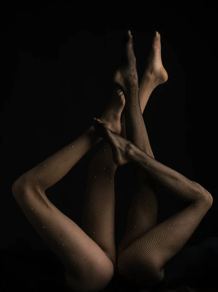 Gambe e glutei. Collant da donna. Negozio abbigliamento donna. Due donne capovolte. Esercizi per i vasi delle gambe . — Foto Stock