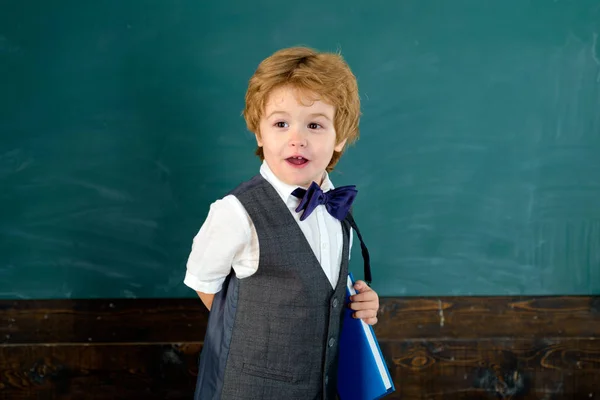 Tanár. Kis professzor. A fiú egy elegáns ruha. Iskola. Tanuló vagy egyetemista. Oktatási koncepció. — Stock Fotó