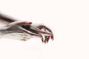 El yaşlanmaya karşı krem. Kadın kullanım el kremi kırışıklık korumak için. Genç kadının elleri yumuşak, yumuşak dokunuş. Deri, gümüş ve pembe renk üzerinde çizim. Beyaz arka plan üzerinde izole eller.