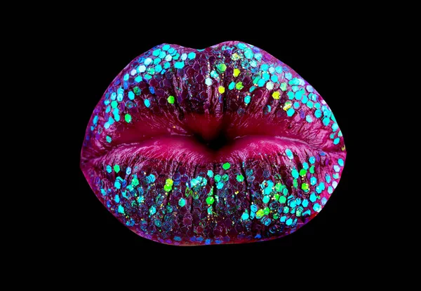 Sexy mujer labios con lápiz labial rosa aislado sobre fondo negro. Brillo de brillo en lápiz labial rosa. Brillante, de moda y de moda para los labios. Dulces labios rosados de joven hembra brillante —  Fotos de Stock