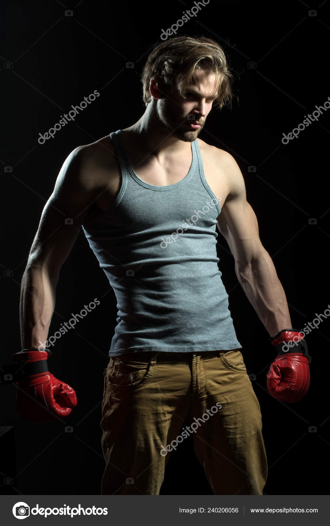 Poster Beau jeune homme musclé avec des gants de boxe 