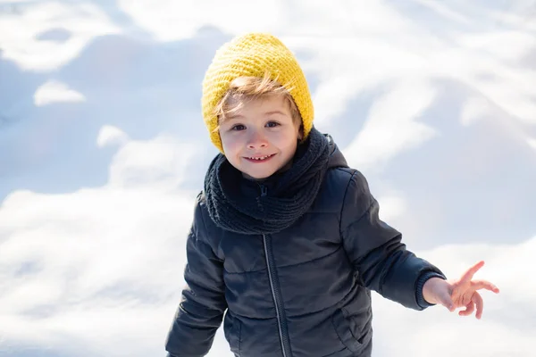 Copil fericit iarna. Băiatul cu o pălărie strălucitoare. Starea de spirit de iarnă. Zăpadă și mers rece pentru sănătate . — Fotografie, imagine de stoc