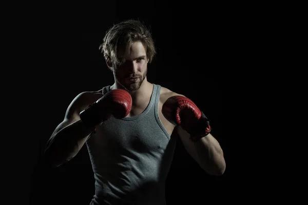 Muž, červené Boxerské rukavice na černém pozadí. Atraktivní sportovní chlap boxu — Stock fotografie