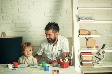 Okul ilginç dersler. Sakallı genç öğretmen ve akıllı öğrenci öğrenci. Çocuklar için çizim sanat dersleri.