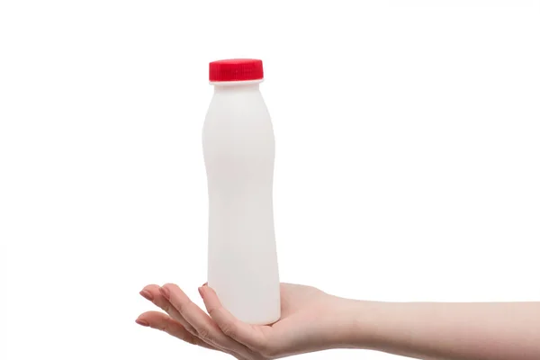 Lege fles geïsoleerd op een witte achtergrond. Ontwerp en branding. Melk of yoghurt in een plastic fles aan de kant van de vrouw. Presentatie van zuivel producten, goederen. — Stockfoto