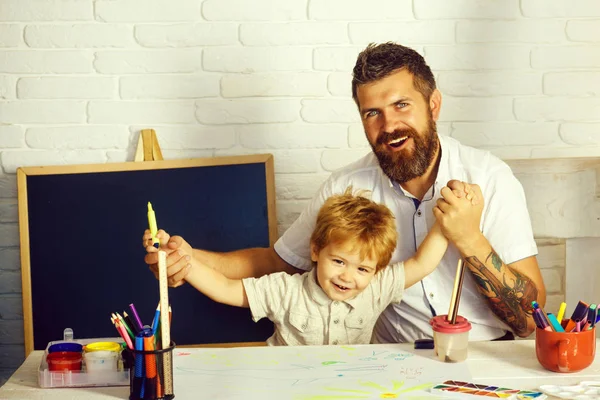 Gelukkige jongens. Familie. Vader en zoon trekken samen. Leuke lessen, onderwijs thuis. Progressieve bebaarde leraar en gelukkig peuter student, jongen. — Stockfoto