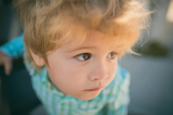 Cara de niño de cerca. Lindo bebé. Grandes ojos. Retrato de un niño arriba. El bebé está preocupado por algo. . —  Fotos de Stock