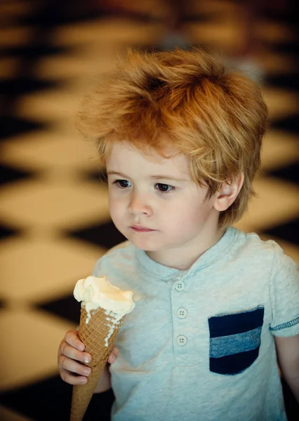 Criança Com Gelado Lindo Menino Come Sorvete Verão Sobremesa Saborosa — Fotografia de Stock