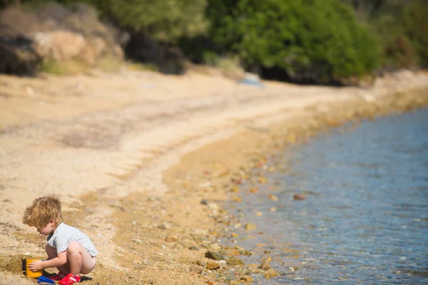 Baby on the beach. Empty space. Summer holidays. Rest on the sea. Trip to the sea. — Stock Photo, Image