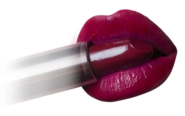 Rote Lippen mit Lippenstift isoliert. weißer Hintergrund. Kosmetikkonzept. sexy Mädchen-Ikone. verführerischer Frauenmund. Liebe und Valentinskuss. — Stockfoto